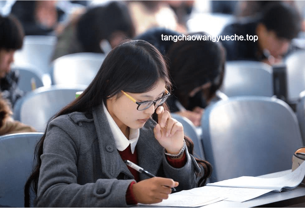**河南酷暑与教育执着：山村女老师与城市教师职业坚守的对比分析**
